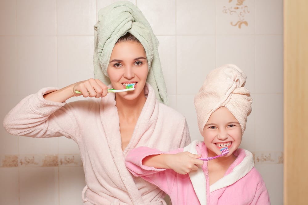 insegnare ai bambini a lavarsi i denti