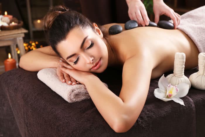 massaggio con pietre calde; il massaggio hot stone è un massaggio hot stone