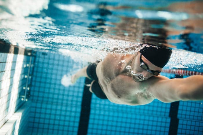 La funzione del cloro nell'acqua della piscina e i suoi pericoli per la salute