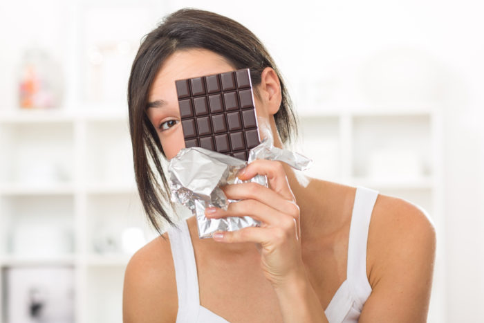 migliorare la memoria, i benefici del mangiare cioccolato fondente