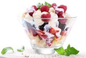 Frutta con yogurt e avena