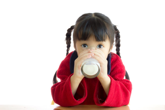 i bambini bevono latte vaccino