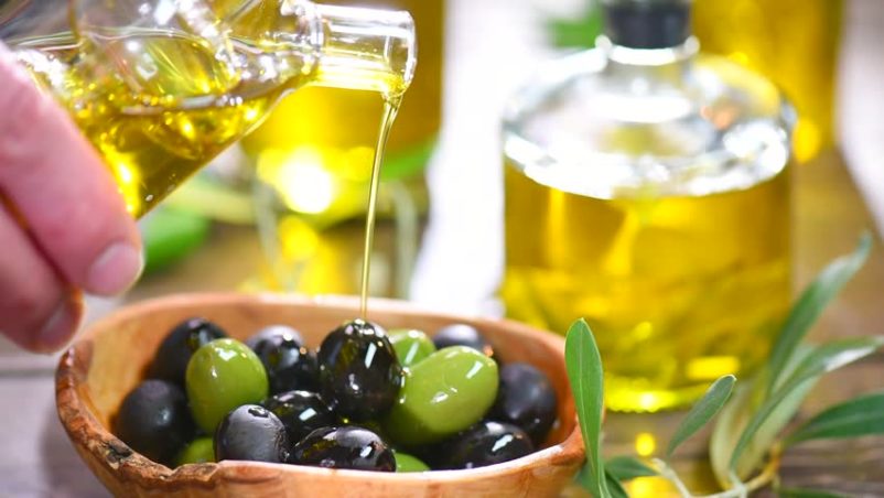L'olio d'oliva può alleviare la stitichezza