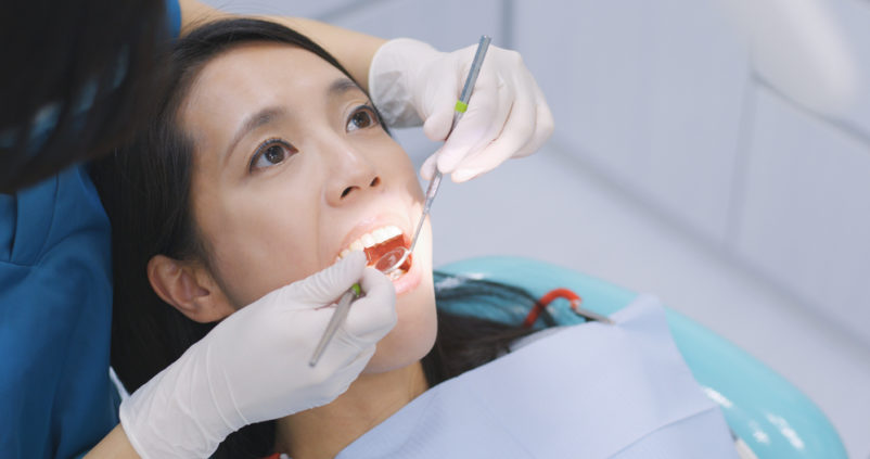 controlla la routine dentale