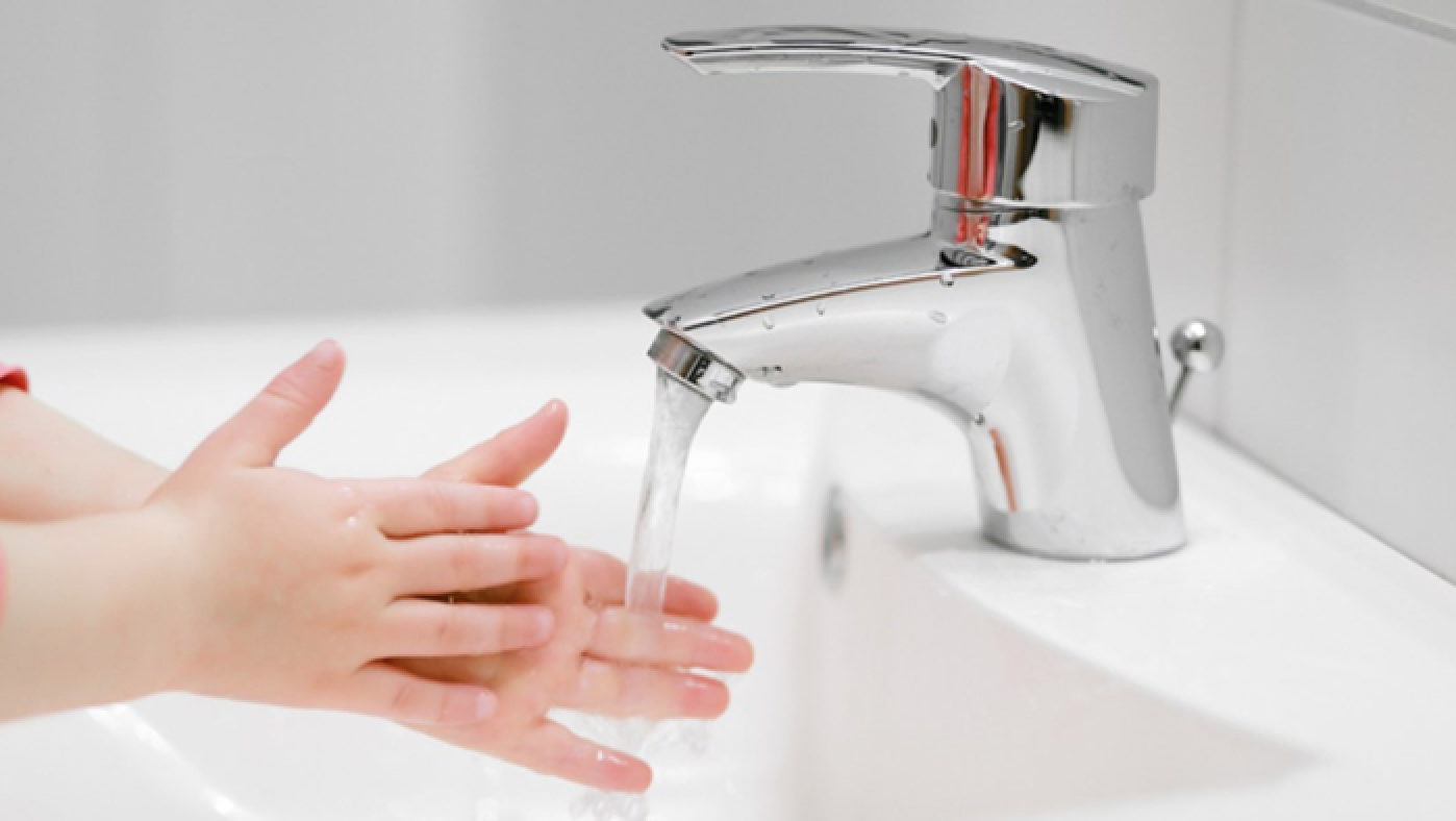 lavarsi le mani con acqua corrente