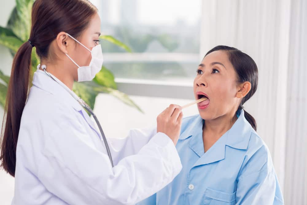 Il dolore alla gola durante la deglutizione può essere un sintomo di Odinofagia