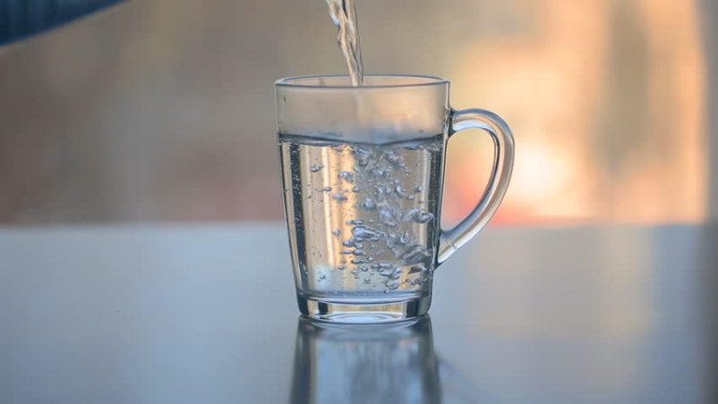 i benefici di bere acqua calda