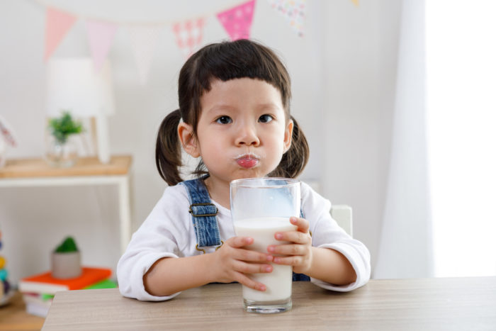 i bambini bevono latte vaccino