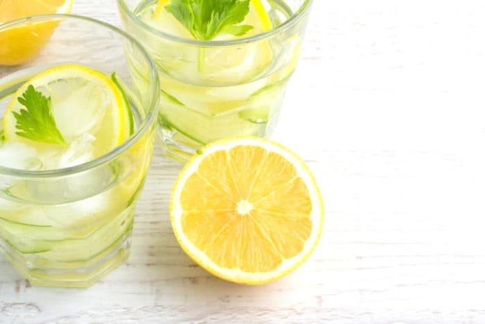 bere acqua al limone
