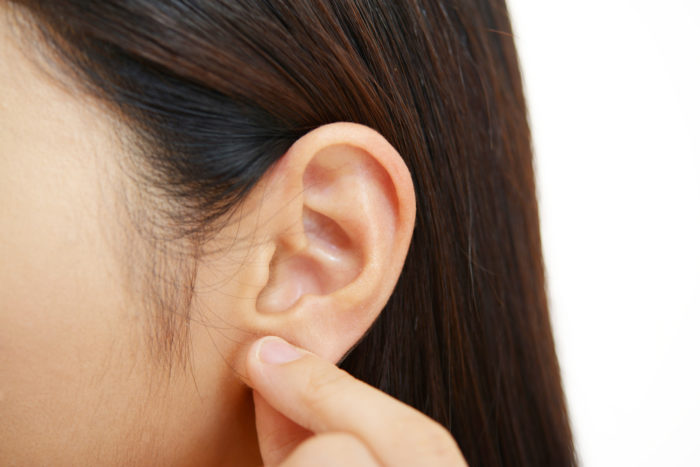 la parte posteriore dell'odore dell'orecchio