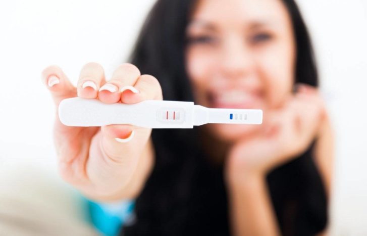 controlla la gravidanza con un pacchetto di test