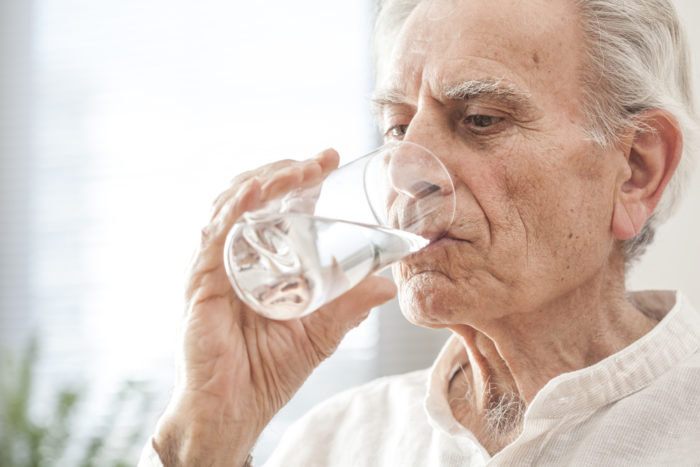 anziani bevono acqua