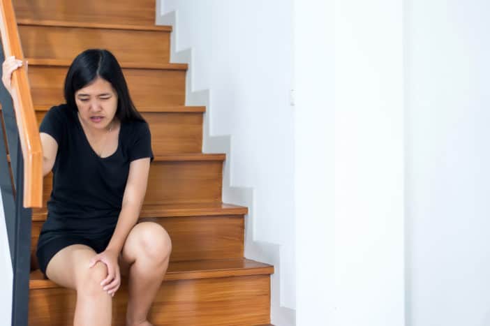 il ginocchio fa male quando salendo le scale