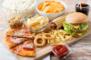 il cibo spazzatura rende il tuo sistema immunitario aggressivo