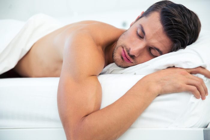 i benefici di dormire nudi