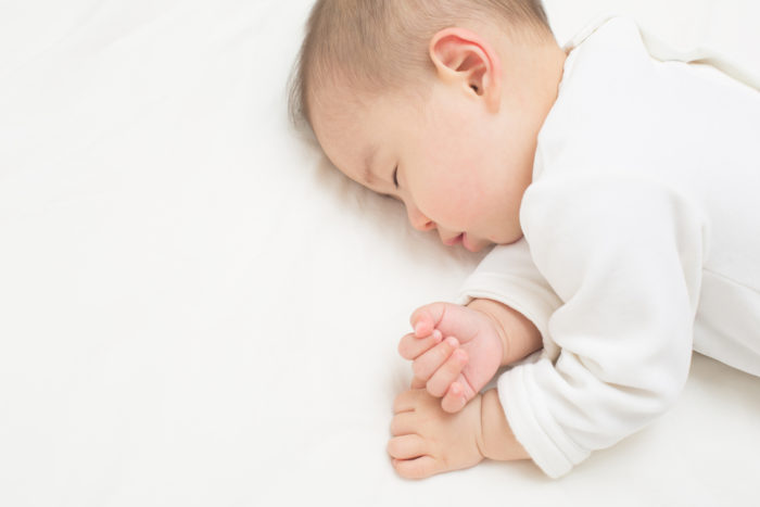 il bambino dorme dopo il vaccino