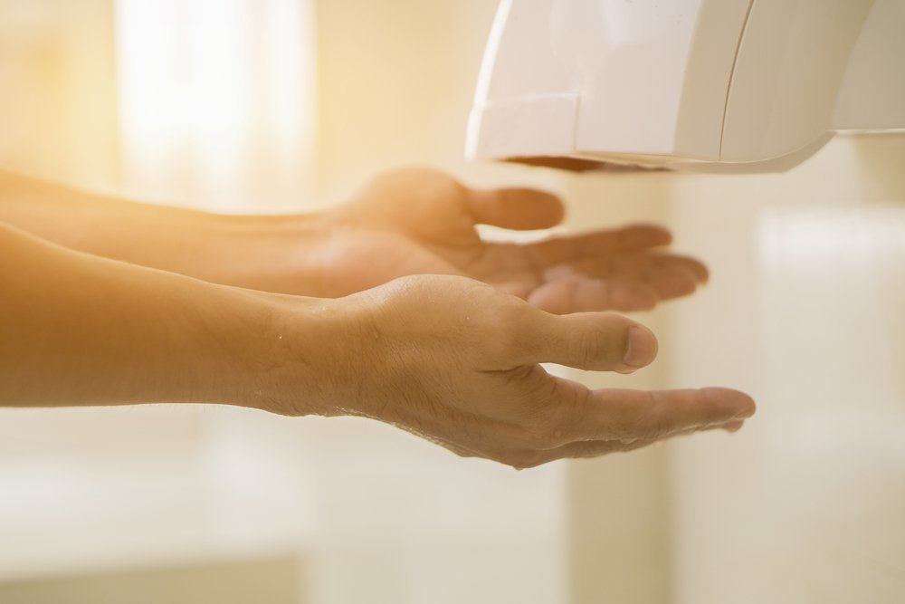 Asciugare le mani con una asciugatrice invece di spargere più germi