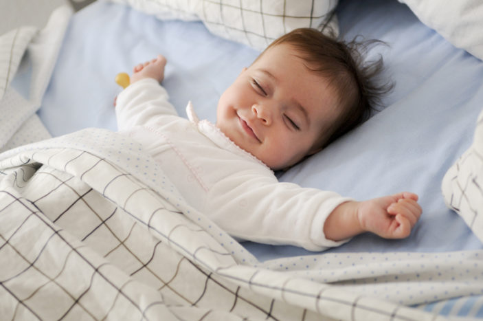 bambino sorride mentre dorme