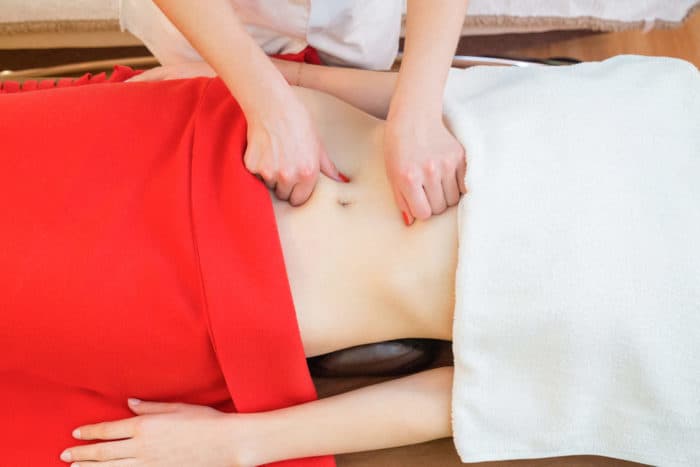 pericolo di massaggio addominale; rischio di massaggio allo stomaco