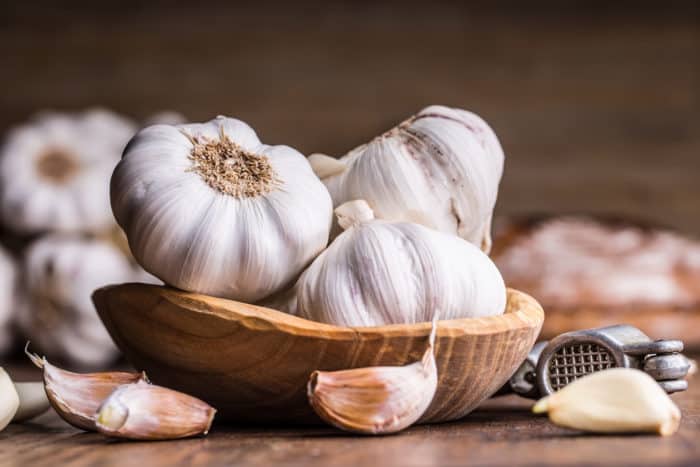 i benefici di mangiare l'aglio per ridurre il colesterolo