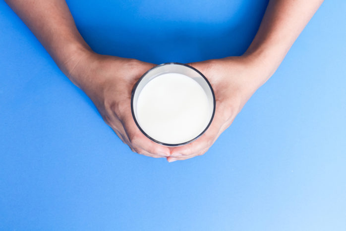 bere latte durante il raffreddore
