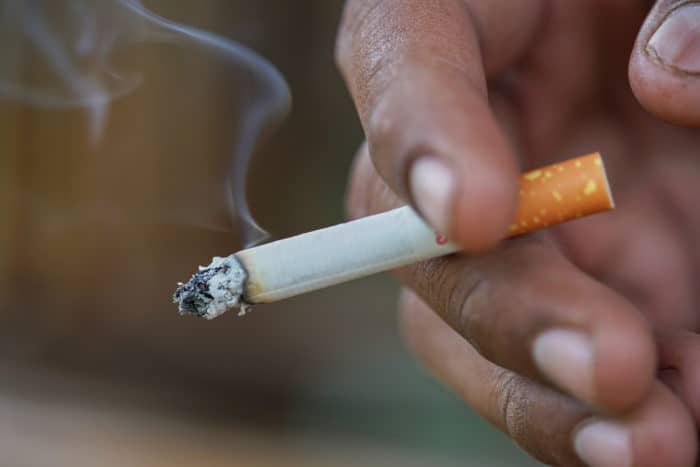 il pericolo del fumo provoca una recidiva dei reumatismi